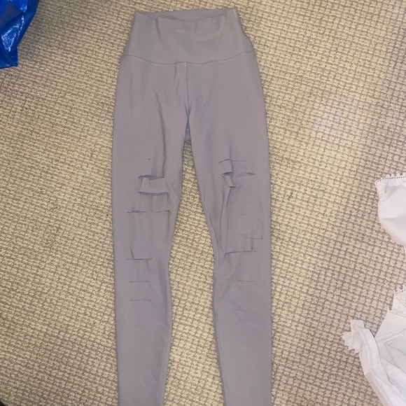 Alo high waisted ripped warrior leggings in Alloy- size XS NWOT - Picture 4 of 5